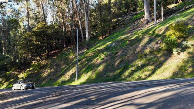 5847 Ascot Dr, Oakland, CA 94611