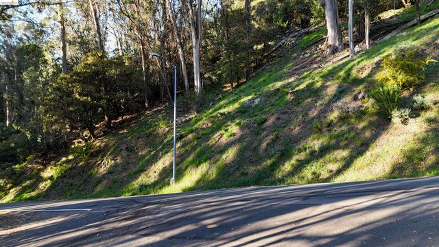 5847 Ascot Dr, Oakland, CA 94611