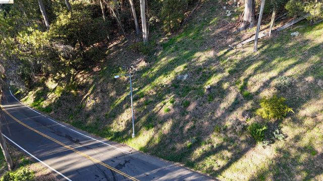 5847 Ascot Dr, Oakland, CA 94611