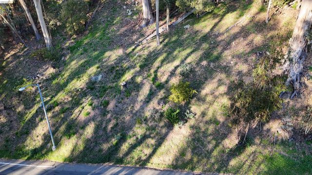 5847 Ascot Dr, Oakland, CA 94611