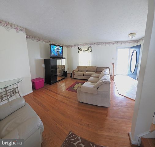 3329 ESQUARRE CT, Woodbridge, VA 22193