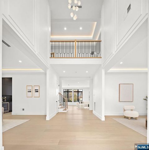 375 Burnet Place, Paramus, NJ 07652