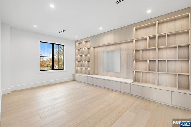 375 Burnet Place, Paramus, NJ 07652