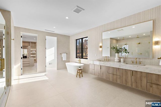 375 Burnet Place, Paramus, NJ 07652