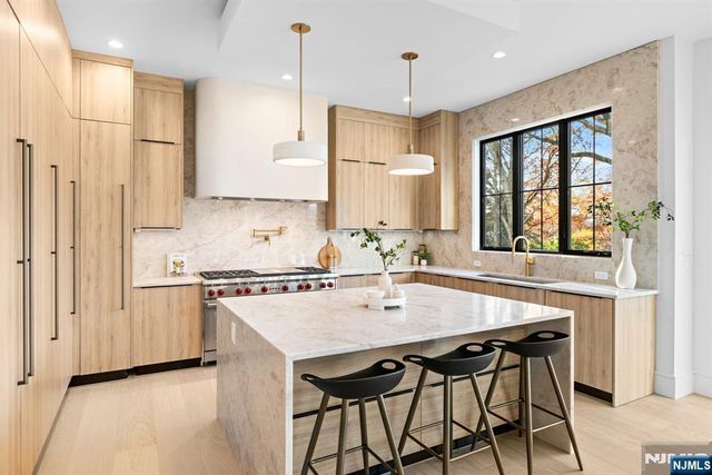 375 Burnet Place, Paramus, NJ 07652