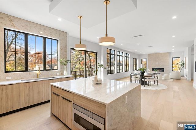 375 Burnet Place, Paramus, NJ 07652