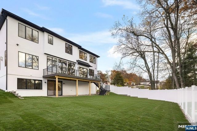 375 Burnet Place, Paramus, NJ 07652