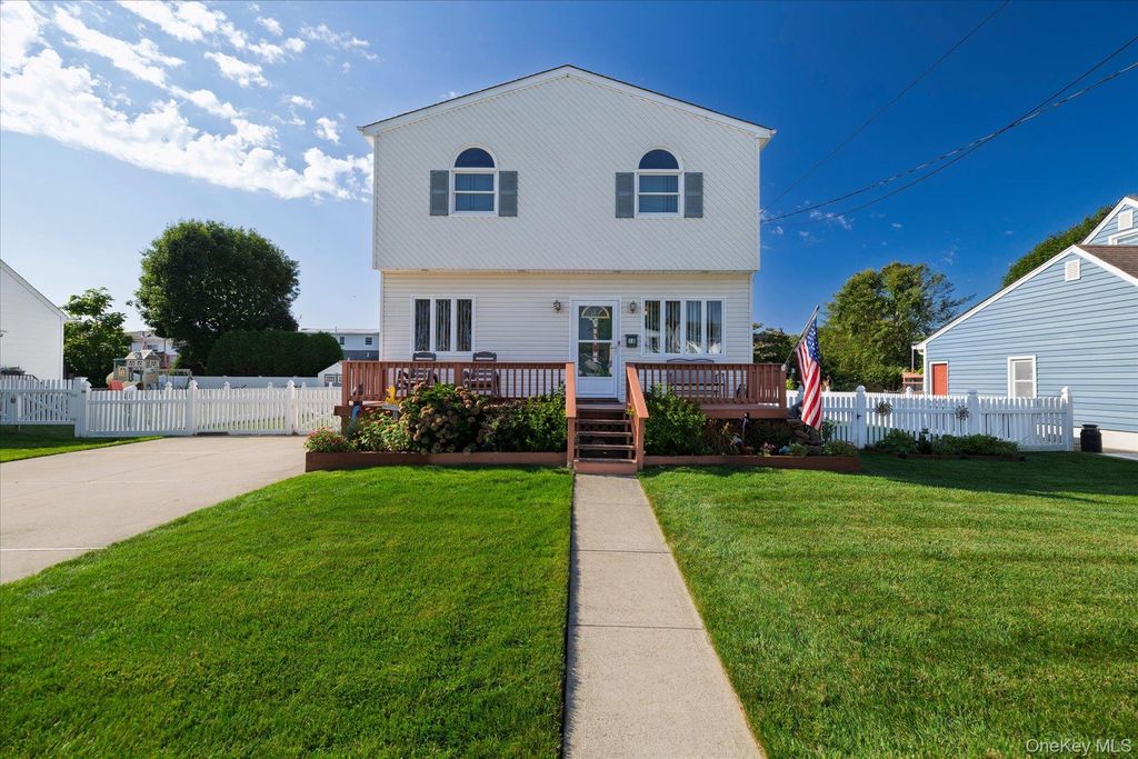 18 Dante Place, Amity Harbor, NY 11701 — photo 2