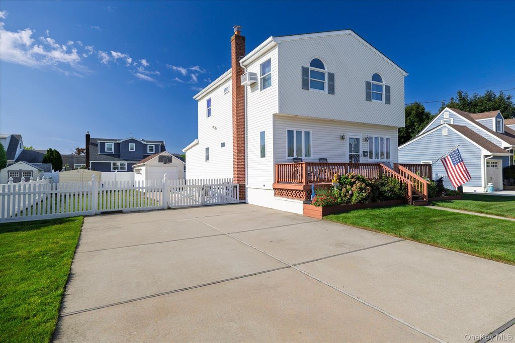 18 Dante Place, Amity Harbor, NY 11701 — photo 3