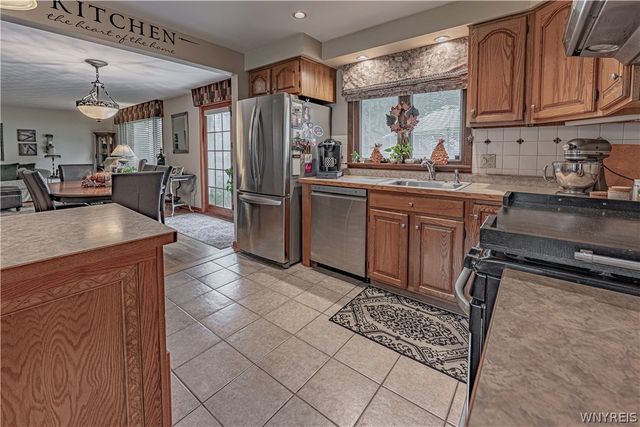 14 Woodbury Drive, Lockport City, NY 14094