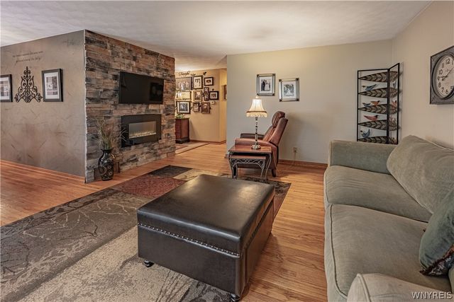 14 Woodbury Drive, Lockport City, NY 14094
