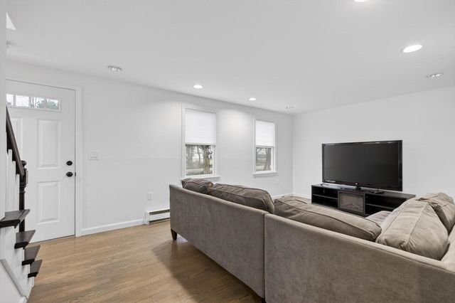 25 King St, Norfolk, MA 02056