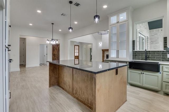 3024 Road Runner Court, Guthrie, OK 73044