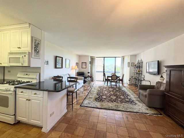 27110 Grand Central Parkway 6Y, Floral Park, NY 11005