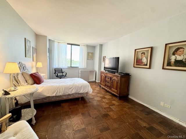 27110 Grand Central Parkway 6Y, Floral Park, NY 11005