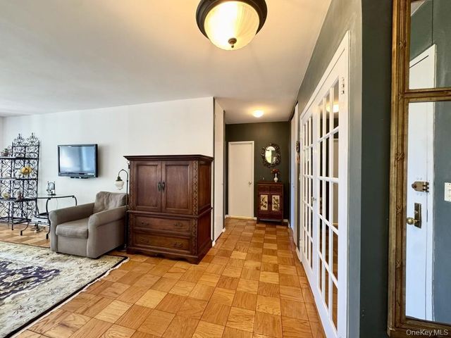 27110 Grand Central Parkway 6Y, Floral Park, NY 11005