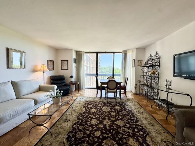 27110 Grand Central Parkway 6Y, Floral Park, NY 11005