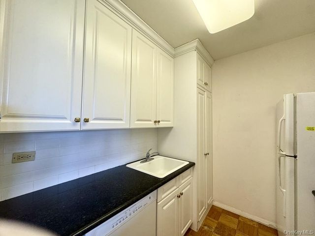 27110 Grand Central Parkway 6Y, Floral Park, NY 11005