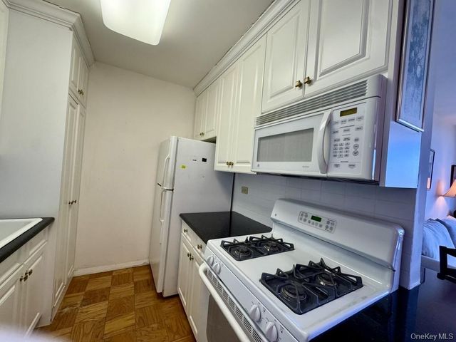 27110 Grand Central Parkway 6Y, Floral Park, NY 11005