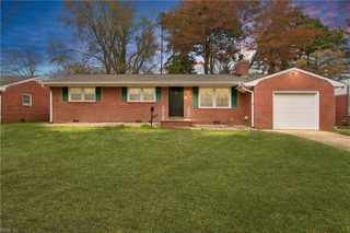 8 Rosewood LN, Newport News, VA 23602