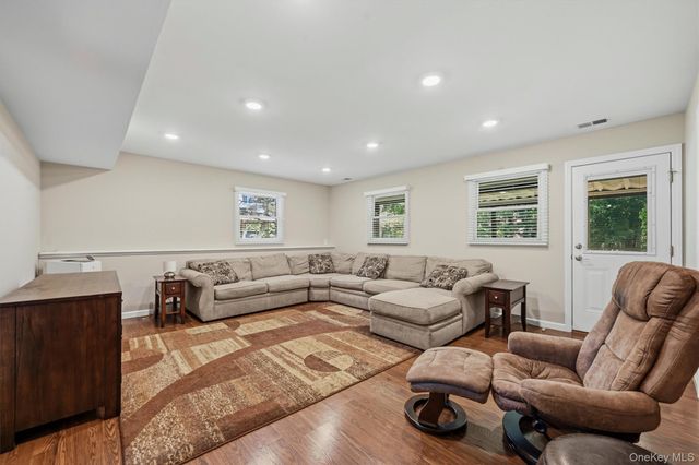 21 Arbor Lane, Bardonia, NY 10954