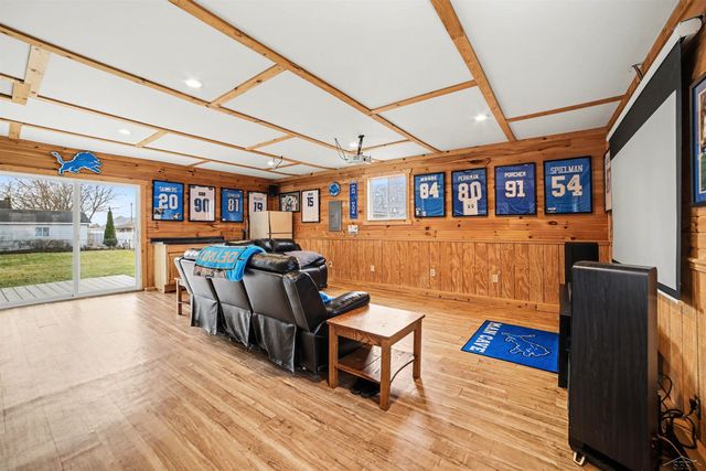 9855 Elmwood Drive, Tittabawassee Twp, MI 48623