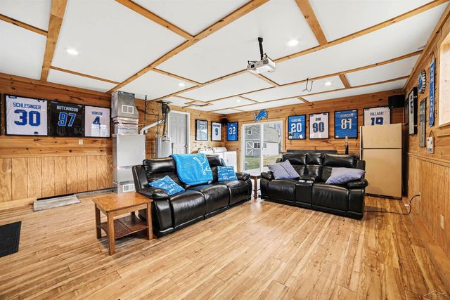 9855 Elmwood Drive, Tittabawassee Twp, MI 48623