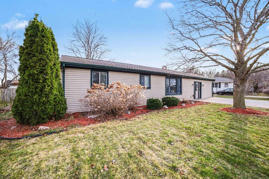 9855 Elmwood Drive, Tittabawassee Twp, MI 48623