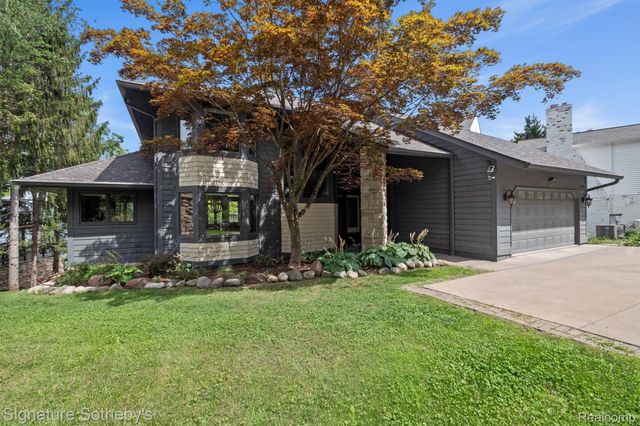 1745 Ridge Road, White Lake Charter Township, MI 48383