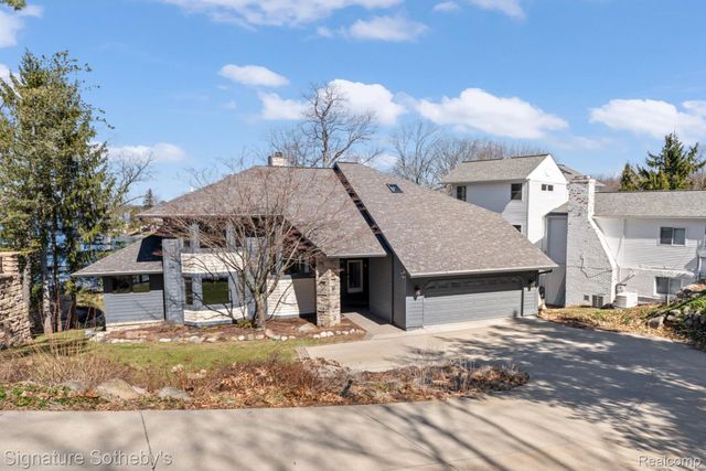 1745 Ridge Road, White Lake Charter Township, MI 48383