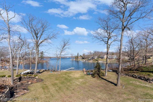 1745 Ridge Road, White Lake Charter Township, MI 48383