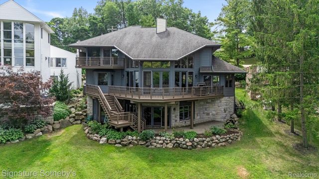 1745 Ridge Road, White Lake Charter Township, MI 48383