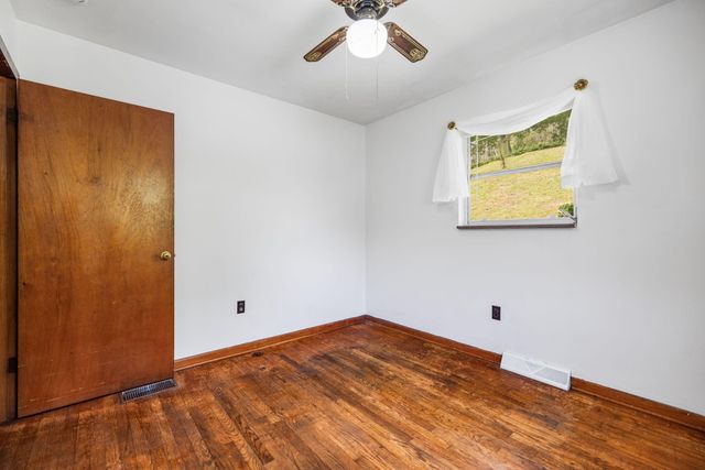 10 Frog Avenue, Manchester, KY 40962