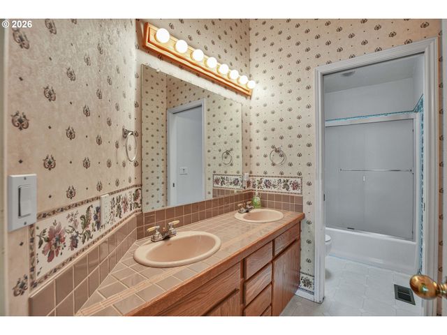 11826 Se GRAND VISTA Dr, Clackamas, OR 97015