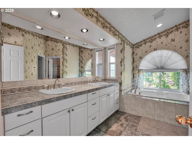 11826 Se GRAND VISTA Dr, Clackamas, OR 97015