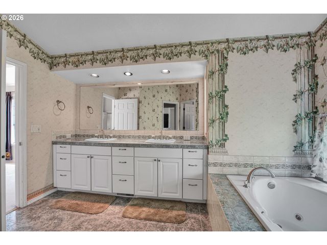 11826 Se GRAND VISTA Dr, Clackamas, OR 97015