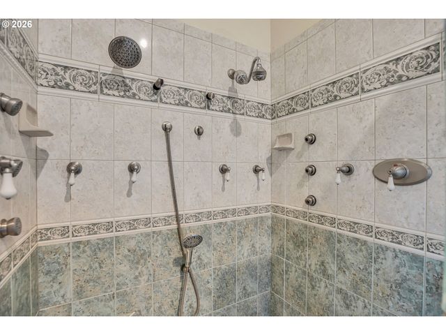 11826 Se GRAND VISTA Dr, Clackamas, OR 97015