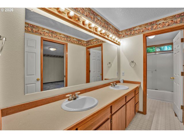 11826 Se GRAND VISTA Dr, Clackamas, OR 97015