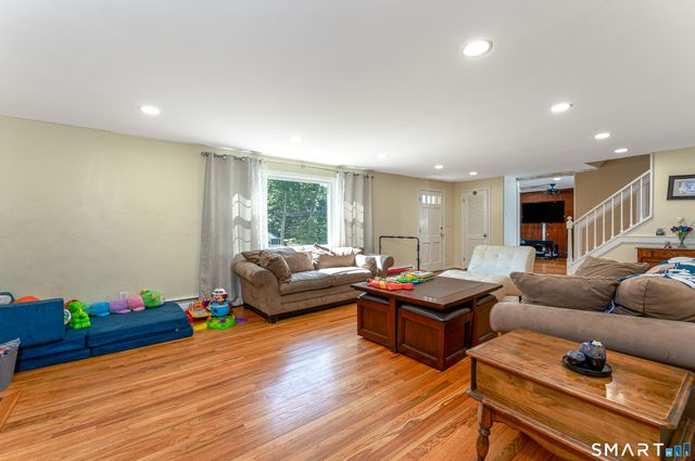 106 McDermott Circle, Hamden, CT 06514