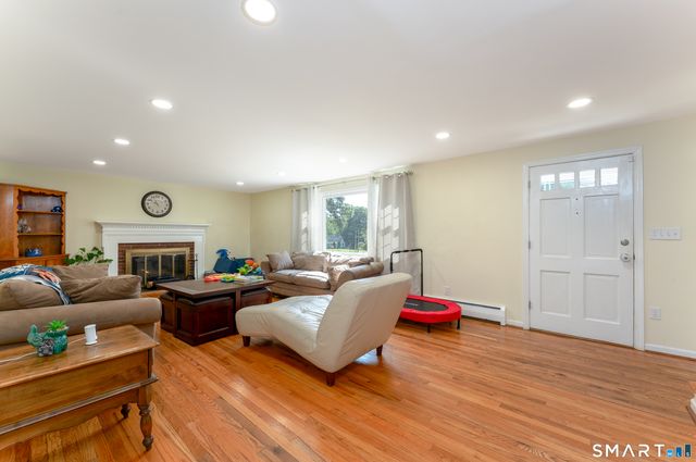106 McDermott Circle, Hamden, CT 06514