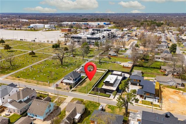 228 SW F Street, Bentonville, AR 72712