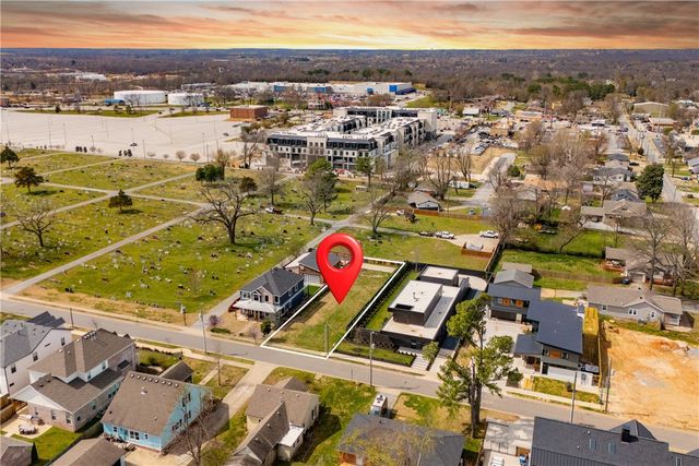 228 SW F Street, Bentonville, AR 72712