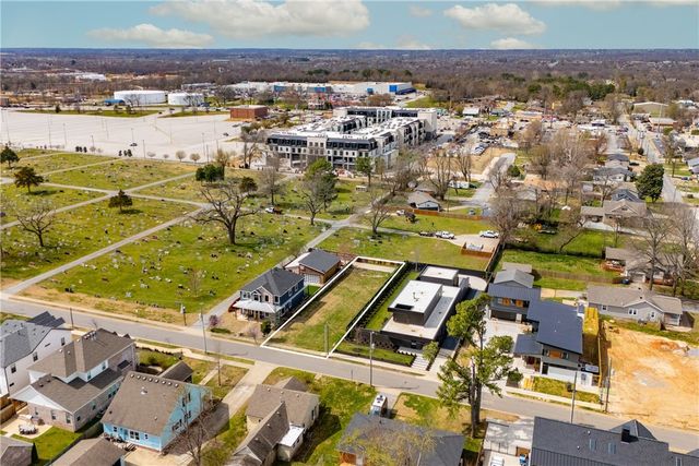 228 SW F Street, Bentonville, AR 72712