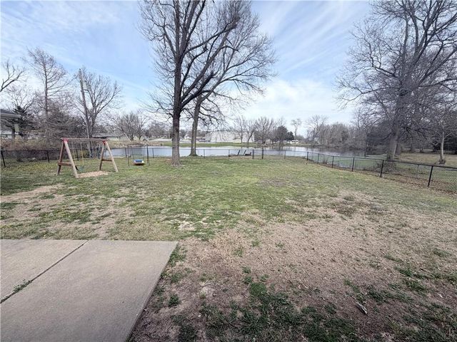 807 Lakeview Drive, Pittsburg, KS 66762