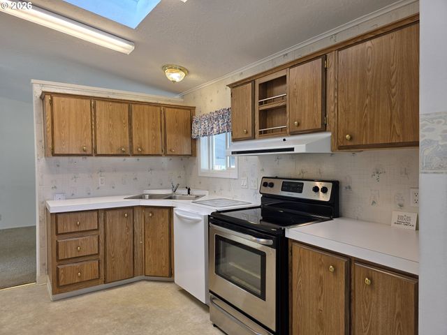 15768 Se POWELL Blvd 28, Portland, OR 97236