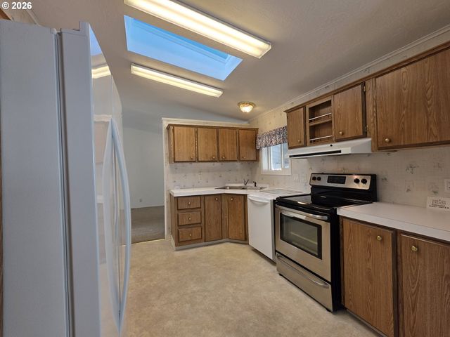 15768 Se POWELL Blvd 28, Portland, OR 97236