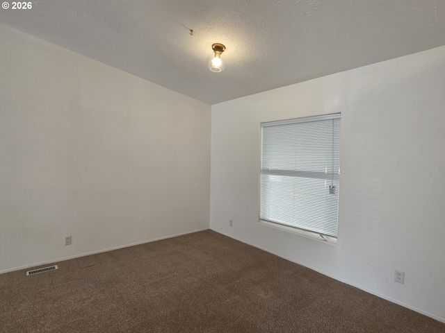 15768 Se POWELL Blvd 28, Portland, OR 97236