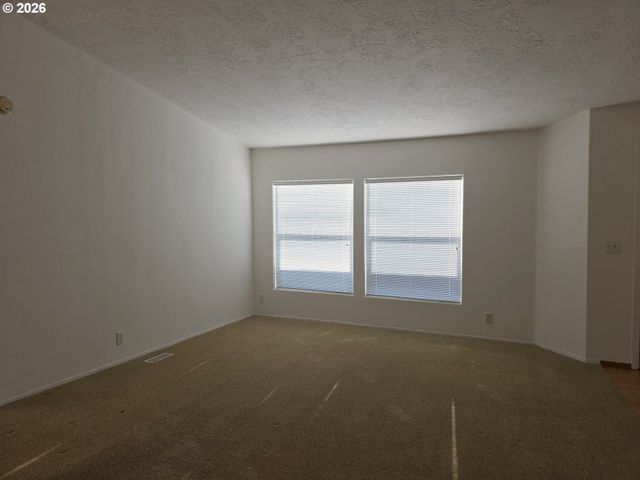 15768 Se POWELL Blvd 28, Portland, OR 97236