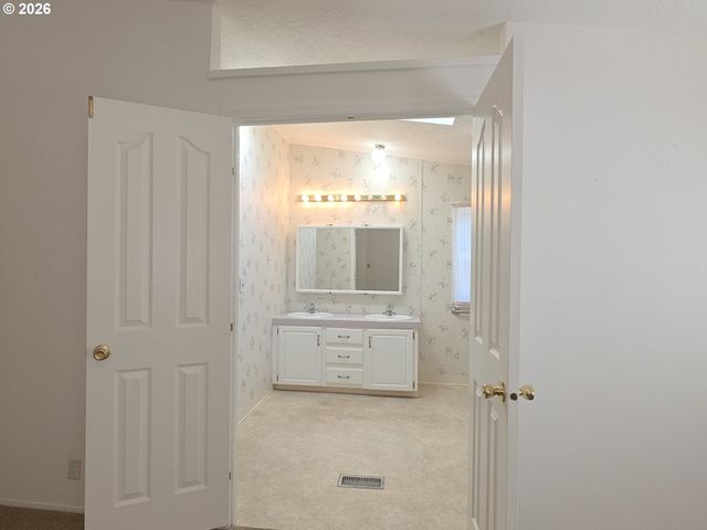 15768 Se POWELL Blvd 28, Portland, OR 97236