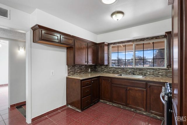 1900 Faxon Avenue, Bakersfield, CA 93304